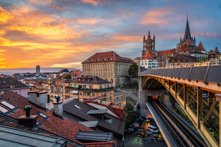 Altstadt von Lausanne bei Sonnenuntergang mit Brücke und Kathedrale im Hintergrund.