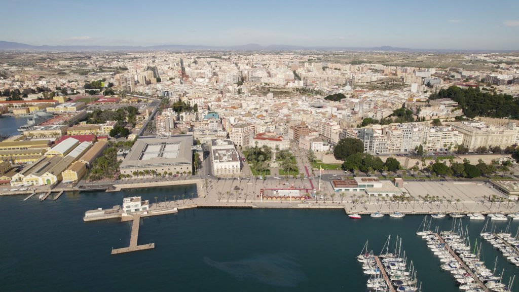 Luftbild der weitläufigen Hafenpromenade von Cartagena mit dem markanten Nationalmuseum ARQUA