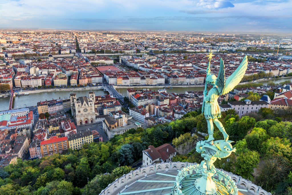 Blick über Lyon mit der Statue auf der Basilika Notre-Dame de Fourvière im Vordergrund.