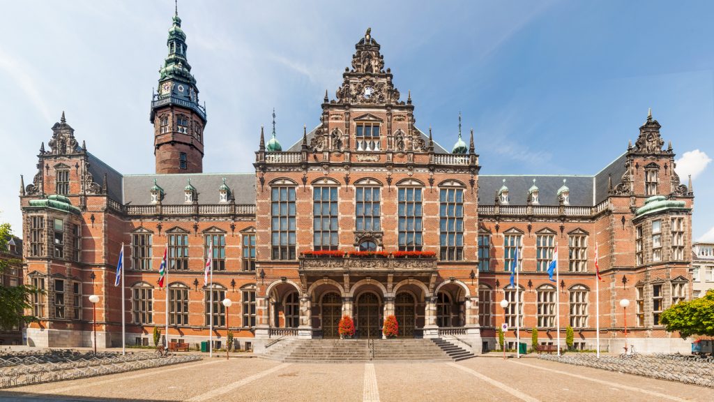 Die reich verzierte Renaissance-Fassade des Akademiegebäudes der Universität Groningen mit seinem markanten Turm.