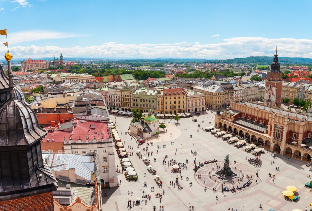 Panoramaaufnahme von Krakau aus der Höhe mit Blick auf den weiten Marktplatz, die Tuchhallen und den fernen Wawel-Hügel.
