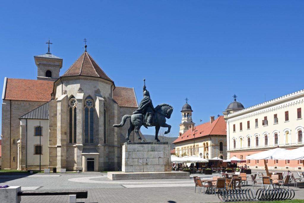 Das Denkmal von Michael dem Tapferen zu Ross steht vor der römisch-katholischen St.-Michaels-Kathedrale.