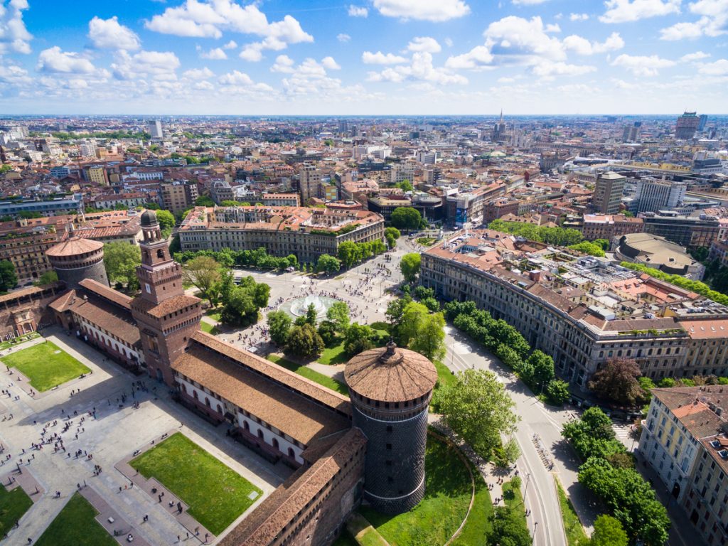 Luftaufnahme vom Castello Sforzesco und den umliegenden Straßen und Plätzen in Mailand.