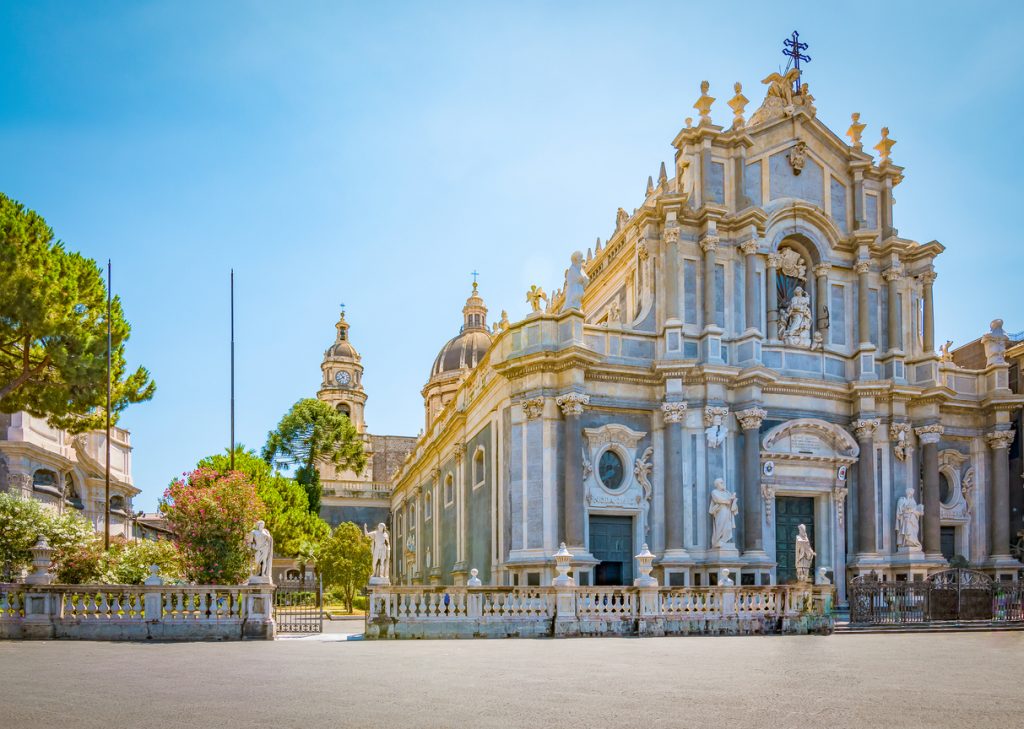 Eine barocke Kirche in Catania steht im hellen Sonnenlicht.