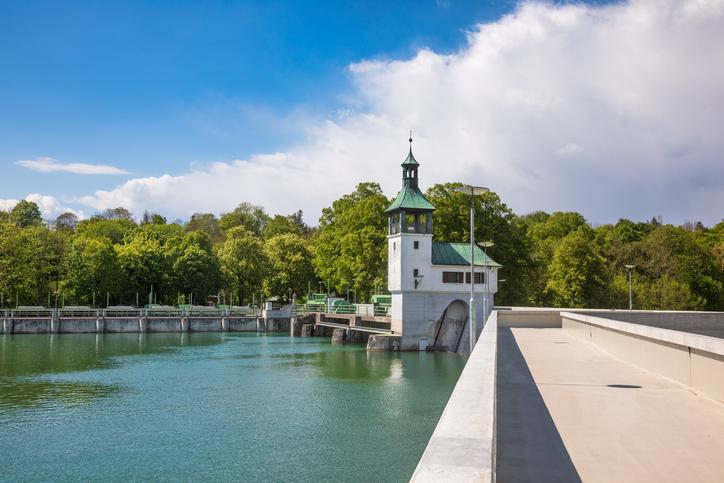 Das historische Wasserwerk am Hochablass in Augsburg bei sonnigem Wetter am grünen Lech.