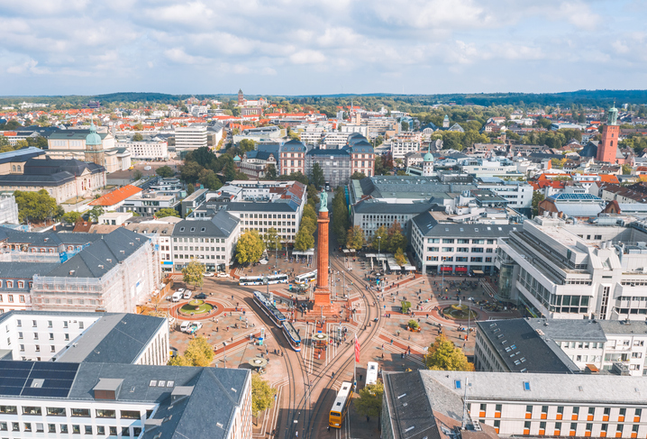 Luftaufnahme des Luisenplatzes in Darmstadt mit dem Ludwigsmonument (Langer Ludwig) in der Mitte.