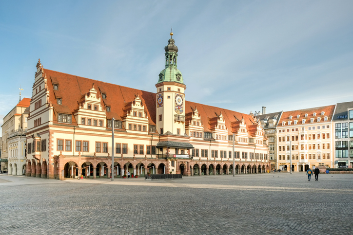 Das historische Alte Rathaus von Leipzig mit seiner charakteristischen Renaissance-Fassade und dem markanten Turm bei Tageslicht.