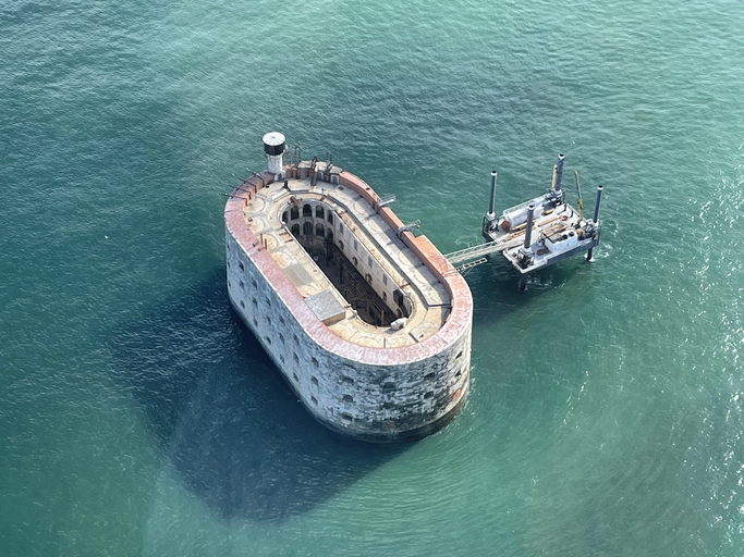 Das berühmte Fort Boyard mitten im türkisblauen Meer, aus der Vogelperspektive fotografiert.