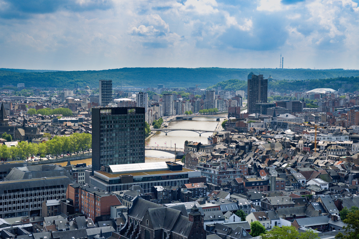 Ein imposantes Denkmal mit Reiterstatue und hohen Säulen auf dem zentralen Platz in Lüttich.