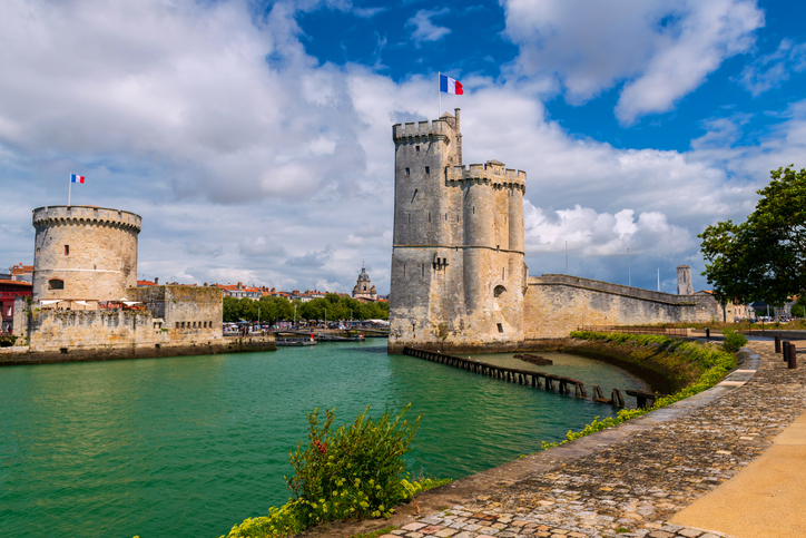 Tour Saint-Nicolas und Tour de la Chaîne rahmen bei strahlendem Sonnenschein den Eingang zum Hafen von La Rochelle ein.