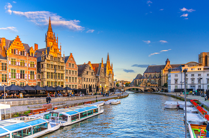 Fahrgastboote auf dem Kanal vor einer Kulisse aus mittelalterlichen Gebäuden.