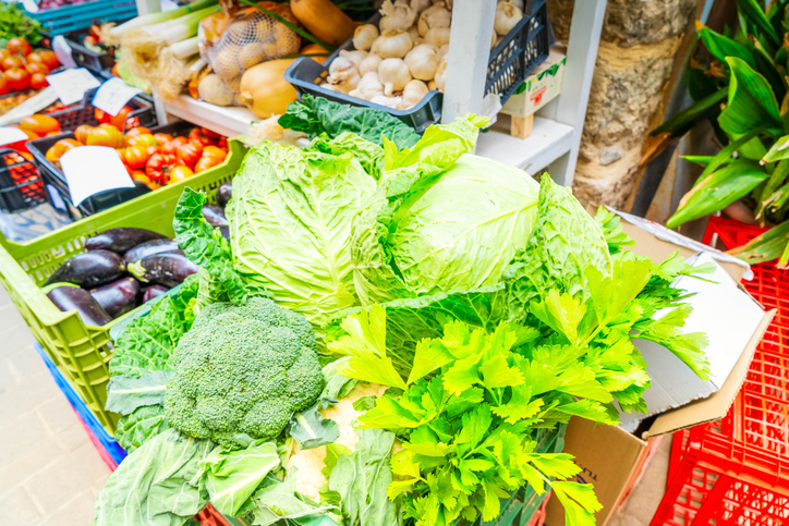 Kisten mit erntefrischem Wirsing, Brokkoli und Sellerie an einem Marktstand in Sóller.