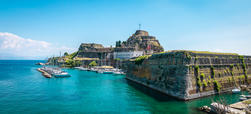 Korfu: Griechenland mit grünen Hügeln, türkisblauem Meer und venezianischem Flair