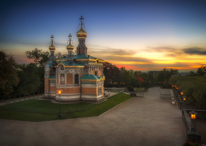 Die beleuchtete Russische Kapelle auf der Mathildenhöhe in Darmstadt während des Sonnenuntergangs.