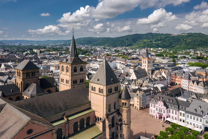 Kirchtürme, Dächer und ein großer Platz prägen die historische Stadtansicht.
