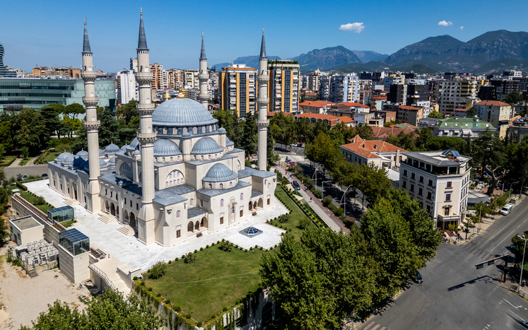 Luftaufnahme der großen Namazgah-Moschee in Tirana mit ihren vier Minaretten und Kuppeln.