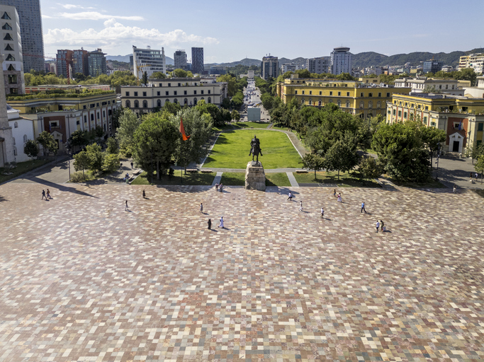 Draufsicht auf den gepflasterten Skanderbeg-Platz mit der Reiterstatue des Nationalhelden in der Mitte.
