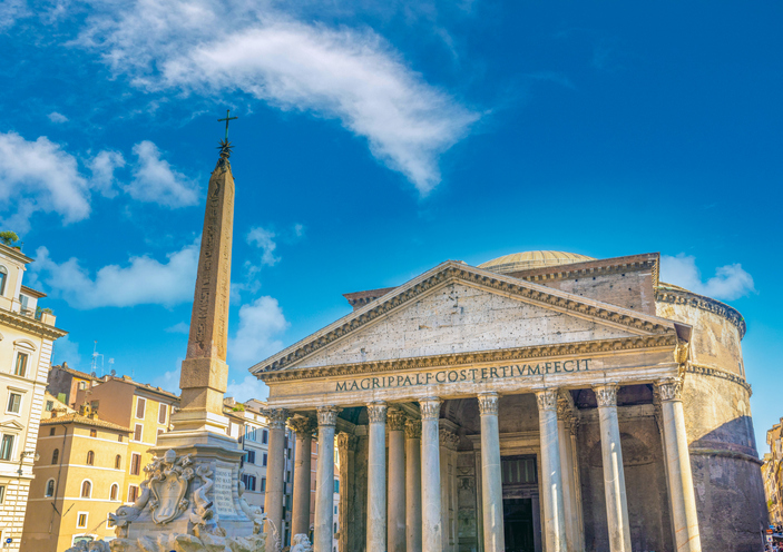 Das antike Pantheon mit seinen mächtigen Säulen und dem Portikus, davor der Obelisk auf der Piazza della Rotonda.