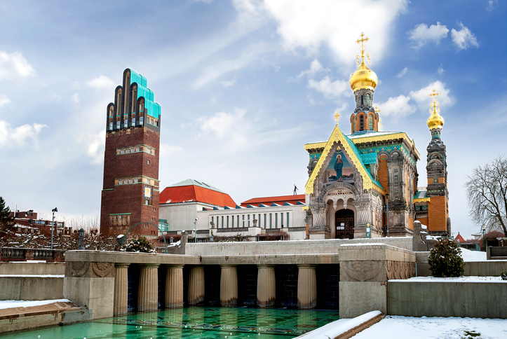 Der markante Hochzeitsturm und die Russische Kapelle in Darmstadt unter einem leicht bewölkten Himmel.