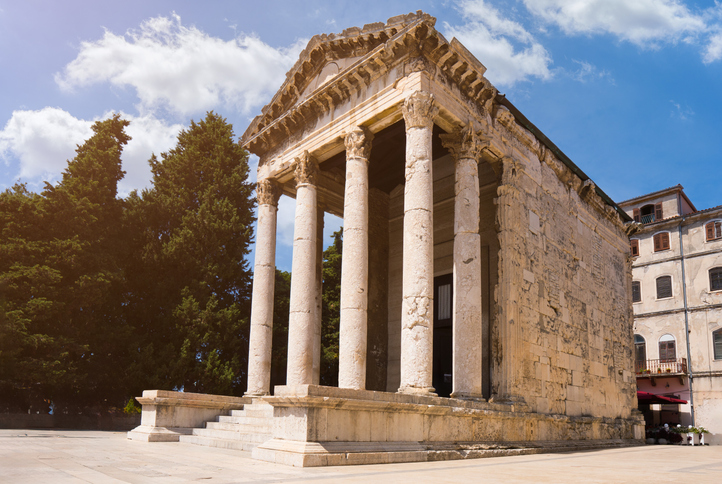 Gut erhaltener römischer Tempel mit hohen Korinthischen Säulen auf dem zentralen Platz von Pula.