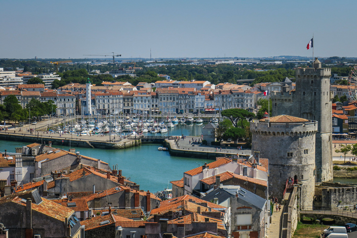 Weitwinkel-Luftansicht auf das Hafenbecken von La Rochelle mit dem Tour Saint-Nicolas und dem Tour de la Chaîne im Vordergrund.