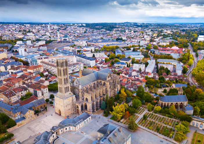 Luftaufnahme von Limoges mit Kathedrale, Altstadt, Gärten und weitem Blick über die Stadt.