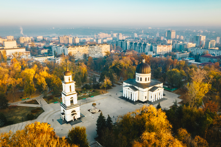 Luftaufnahme des Kathedralen-Parks mit Glockenturm und Kirche, umgeben von goldenen Herbstbäumen in Chișinău