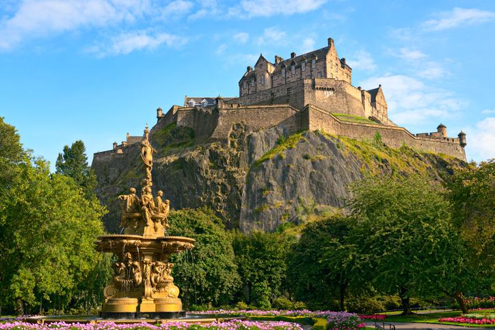 Blick auf das majestätische Edinburgh Castle auf dem Felsen über dem historischen Ross Fountain