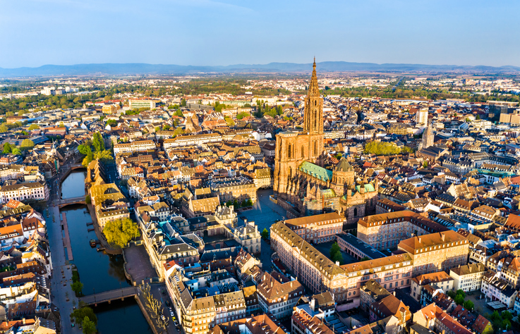 Luftaufnahme der von der Ill umschlossenen Grande Île mit dem imposanten Straßburger Münster im Zentrum.