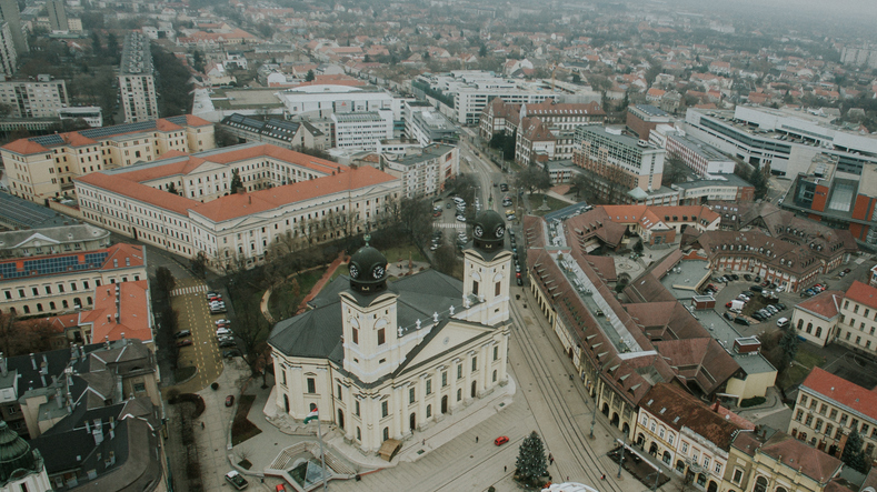 Luftaufnahme der ikonischen reformierten Großkirche im historischen Zentrum von Debrecen