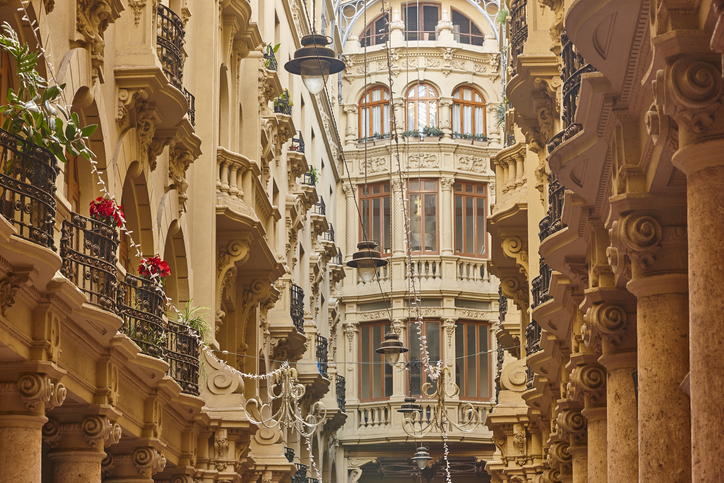 Detailreiche Fassaden und historische Arkaden in einer wunderschönen Straße in Albacete
