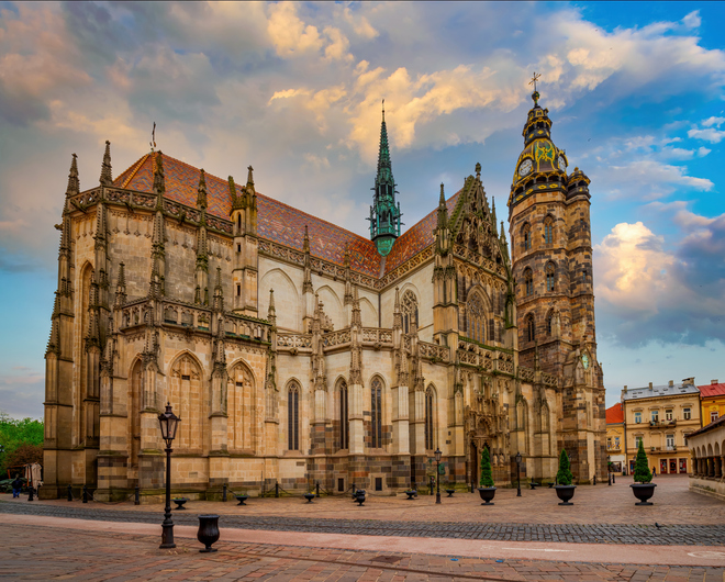 Die beeindruckende Seitenansicht des St.-Elisabeth-Doms in Košice unter einem dramatischen Abendhimmel.