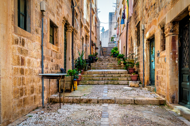 Typische enge Gasse mit Steintreppen in Dubrovnik