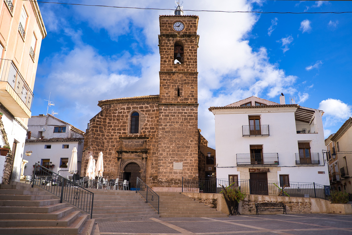 Der traditionelle Platz mit alter Kirche in einem charmanten Dorf bei Albacete