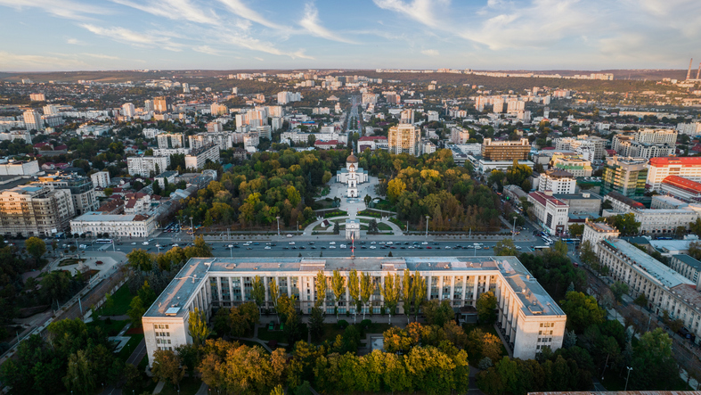Weitwinkel-Luftaufnahme der Stadt Chișinău mit dem Regierungsgebäude im Vordergrund und grünen Parks
