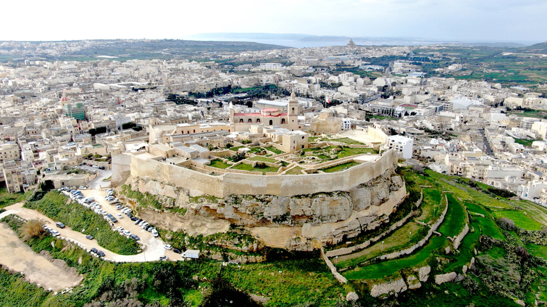 Eine Luftaufnahme der befestigten Zitadelle, die auf einem Felsplateau über der Stadt Victoria auf Gozo thront.