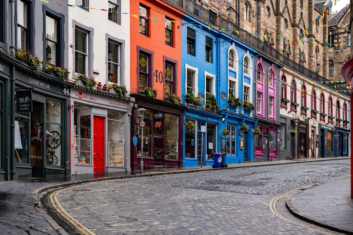 Kurvige Victoria Street mit bunten Ladenfronten und Kopfsteinpflaster im historischen Zentrum von Edinburgh