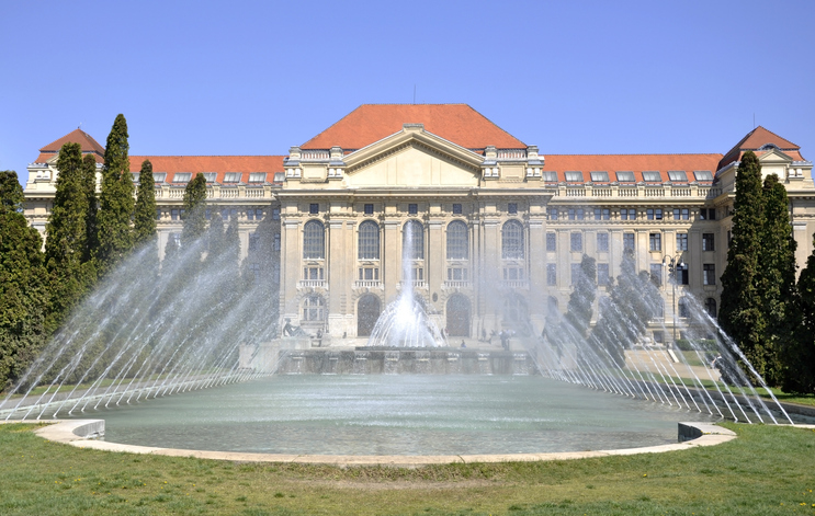 Großer Springbrunnen vor dem prächtigen historischen Hauptgebäude der Universität in Debrecen