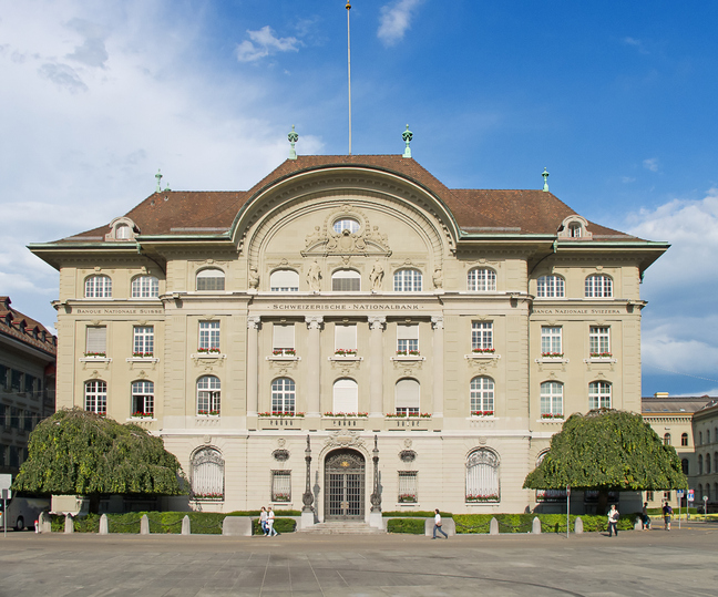 Beeindruckende Fassade der Schweizerischen Nationalbank im Zentrum von Bern