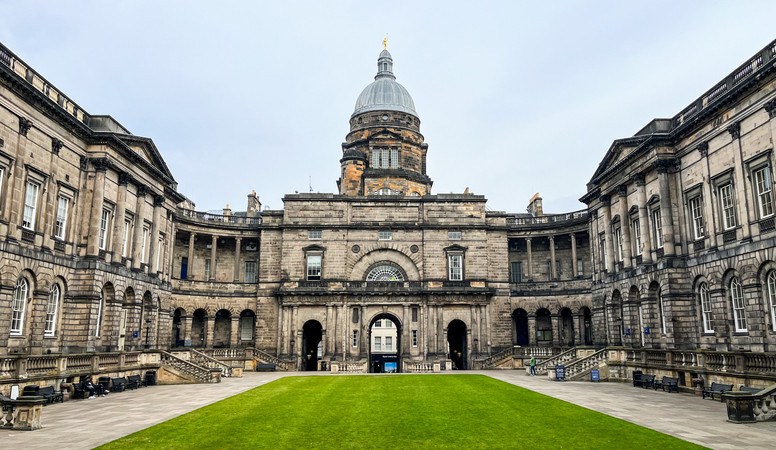 Beeindruckende Architektur des Old College Innenhofs der University of Edinburgh mit grüner Rasenfläche