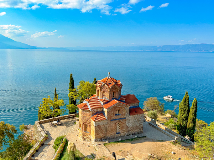 Die markante orthodoxe Kirche St. Johannes von Kaneo thront auf einem Felsen direkt über dem kristallklaren Ohridsee.