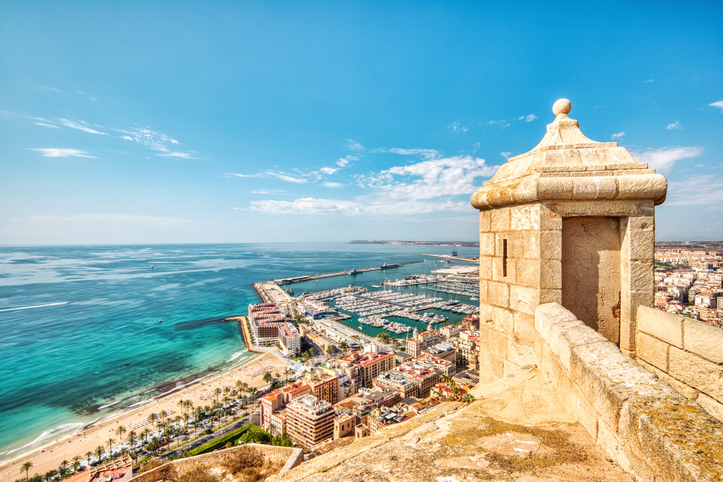 Blick von der Festung Castillo de Santa Bárbara über den Hafen, die Stadt und den Strand von Alicante