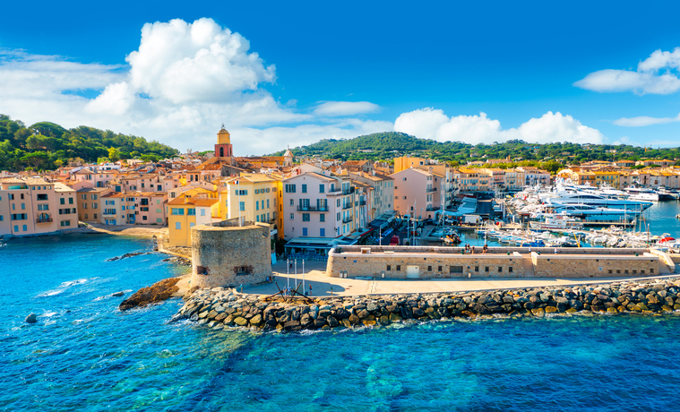 Der historische Festungsturm am Hafen von Saint-Tropez vor strahlend blauem Himmel und Meer