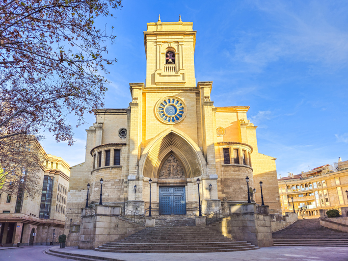 Architektonisch prächtige Kathedrale mit großer Treppenanlage im Zentrum von Albacete