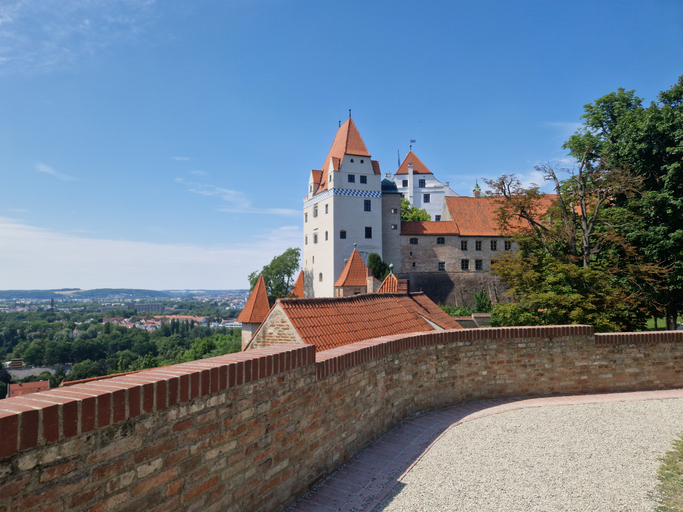 Historische Burg Trausnitz auf einem bewaldeten Hügel über der Stadt Landshut an einem sonnigen Tag
