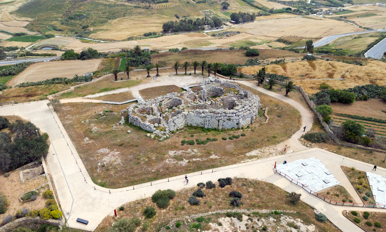 Eine Luftaufnahme der steinzeitlichen Tempelanlage von Ġgantija auf Gozo inmitten einer kargen Landschaft.