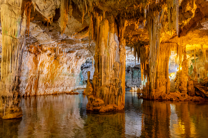 Beeindruckende Tropfsteinformationen, Stalaktiten und Stalagmiten in der beleuchteten Neptungrotte auf Sardinien