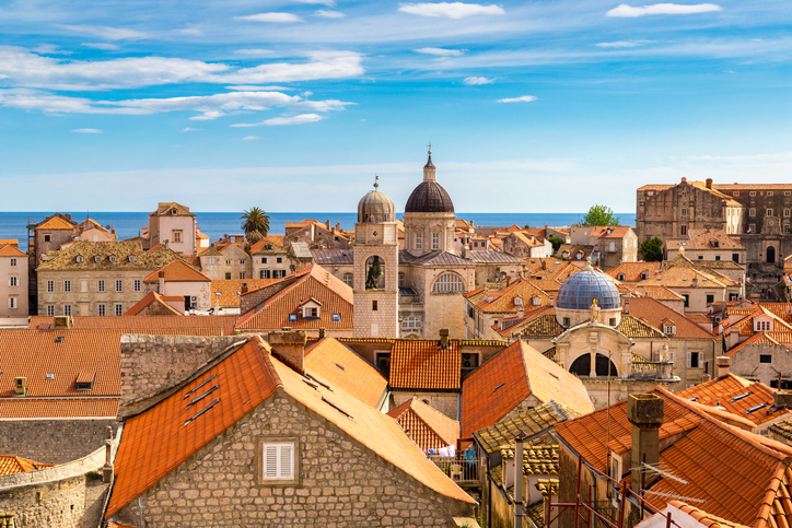 Blick über die roten Ziegeldächer der Altstadt von Dubrovnik