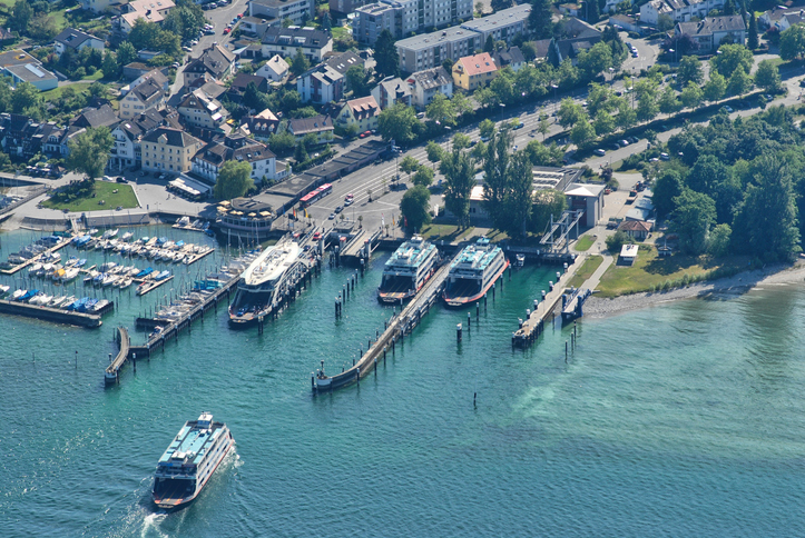 Luftaufnahme des Fährhafens in Konstanz mit mehreren großen Autofähren, die an den Anlegestellen festgemacht haben.