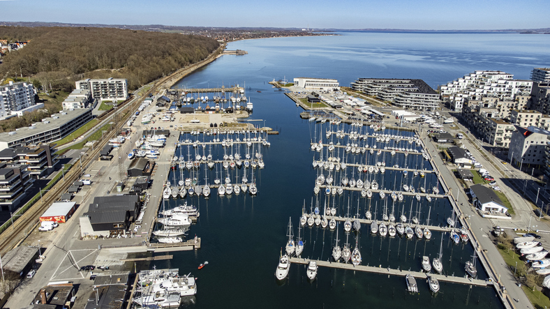 Blick von oben auf hunderte Segelboote, die ordentlich an den Stegen im Yachthafen von Aarhus liegen.